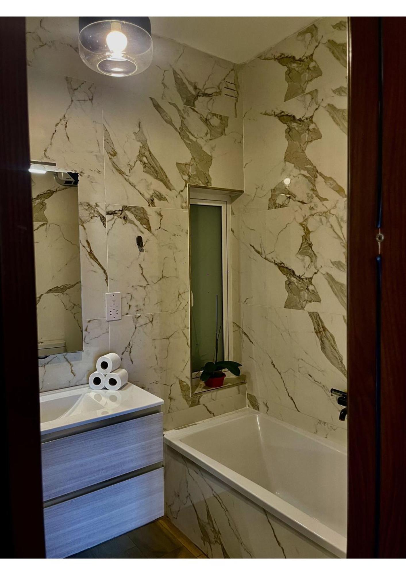Airport Accommodation Bedroom With Your Own Private Bathroom Self Check In And Self Check Out Air-Condition Included Mqabba Extérieur photo